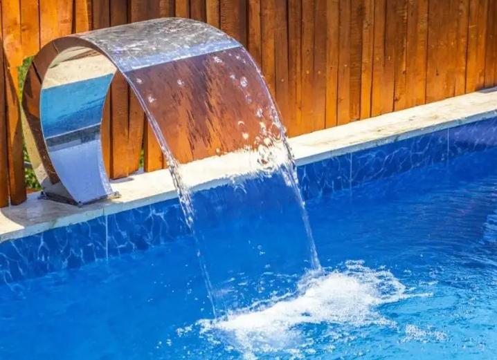 Правильно подобранный дизайн навеса выгодно подчеркнет все достоинства архитектурной композиции, добавит изюминку природному ландшафту, соберет разрозненные элементы в общий, стройный ансамбль