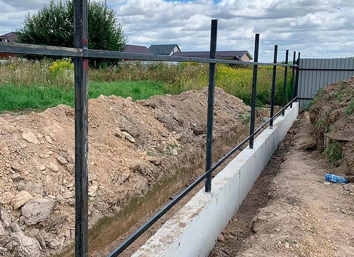 Как залить ленточный фундамент самостоятельно, начиная с разметки участка и заканчивая заливкой бетона?