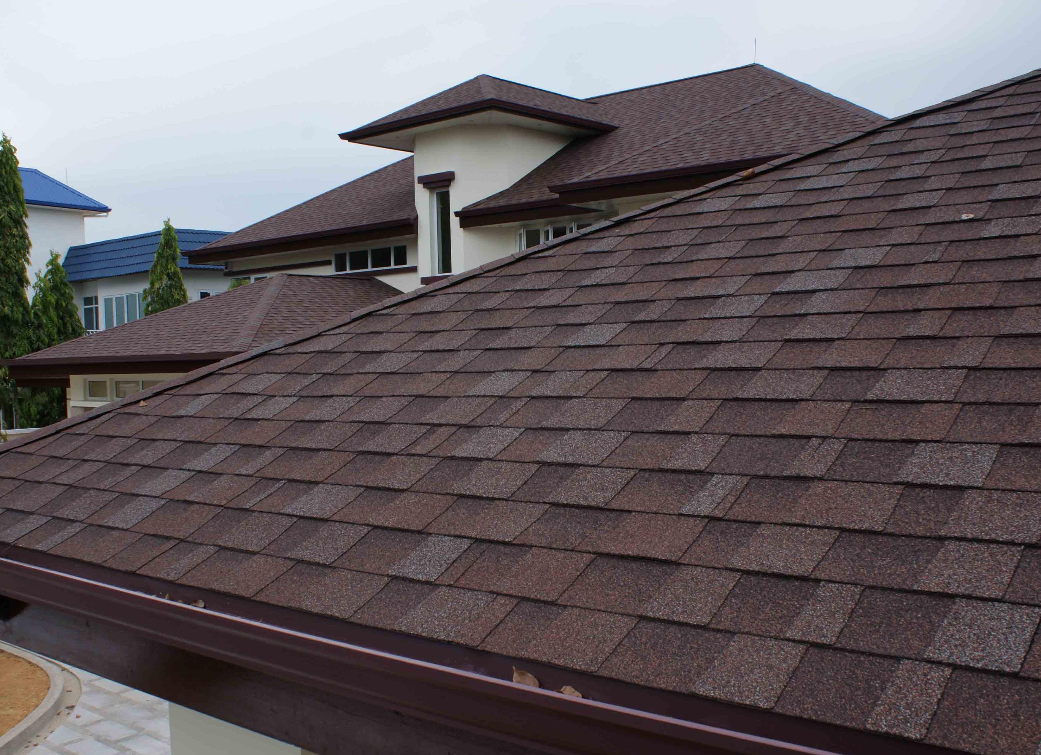 Преимущества битумной черепицы для кровельных работ