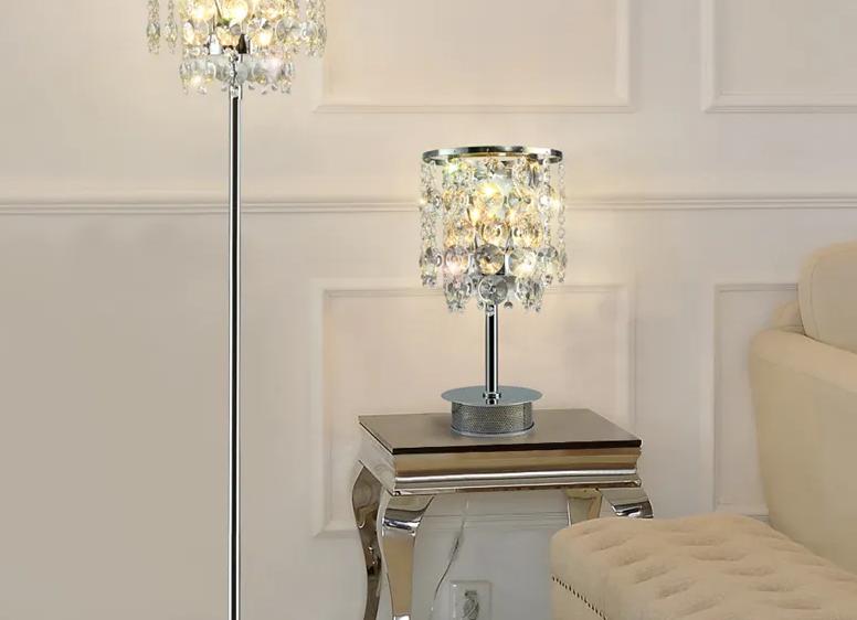 Стеклянный стол: акцент современности в интерьере любой кухни